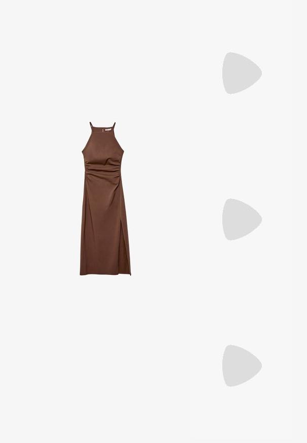 Stradivarius HALTER  - Tubino - dark brown; Sandali infradito piatti di un giallo chiaro. Realizzati in gomma liscia con due cinghie diagonali e una suola spessa per comfort e durabilità.; Borsa a spalla bianca con una finitura testurizzata, un accentuato fermaglio centrale e una forma curva. Chiusure a cerniera su entrambi i lati.; Set di gioielli in tonalità oro, composto da due bracciali texturizzati e un anello liscio, con finiture metalliche brillanti e forme circolari.