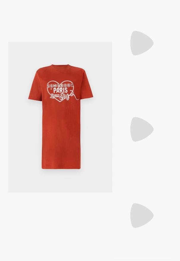 Lysblå bomulds polo skjorte med korte ærmer, tre-knaps lukning og et lille marineblåt broderet logo på brystet. Korte design.; Rød bomulds T-shirt med korte ærmer, prydet med et hjertegrafik i hvid og teksten "Nogen i Paris elsker mig." Glat tekstur.; Sort læderballetsko med rund tå, glat tekstur, minimal syning og et fleksibelt såldesign.; Sorte firkantede solbriller med mørke linser, glat plastikramme og diskrete vinge-lignende detaljer på stængerne.; Sort læderhåndtaske med et buet design, prydet med sølvfarvede nitter, en spænde og to sidelommer. Justerbar rem til forskellige bære muligheder.