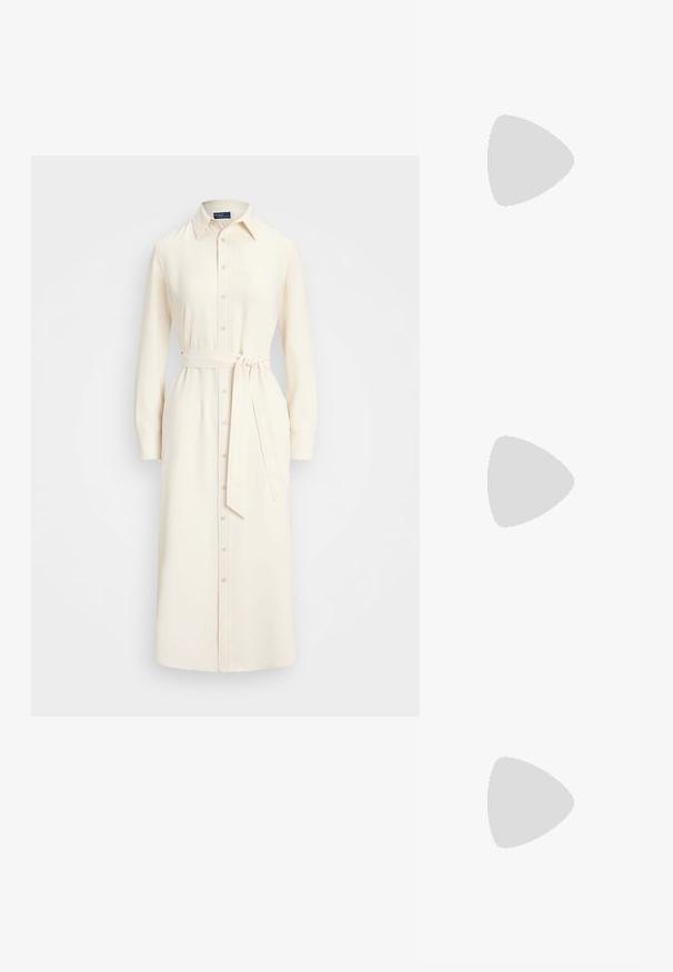 Polo Ralph Lauren SATIN SHIRTDRESS - Skjortekjole - mascarpone cream; Gull patent skinnhøyhælte sandaler med tynn ankelrem, åpen tå og slank stiletthæl. Glatt overflate og minimalistisk design.; Hvit lærveske med teksturert overflate, utstyrt med gullkjede for å bære over skulderen og svarte detaljer. Inkluderer en frontlomme og glidelås.; Gullfargede metalløredobber med en buet, forlenget form. Har en jevn, blank overflate og en avrundet tupp for ekstra detaljer.