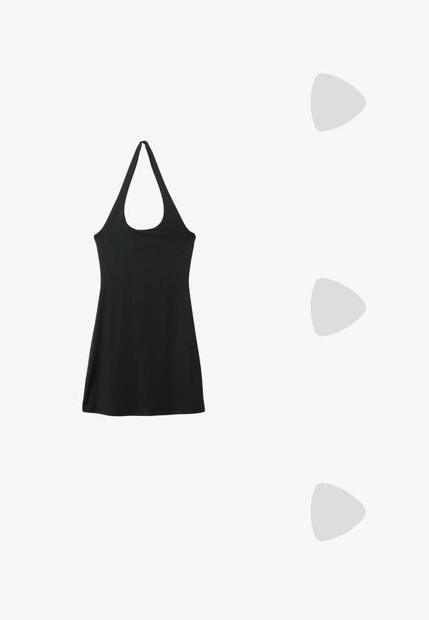 Schwarzes Halterkleid mit tiefem Rundhalsausschnitt und ärmellosem Design. Aus leichtem Stoff gefertigt, hat es eine glatte Textur und eine A-Linie-Silhouette.; Orangene Wildledersandale mit Blockabsatz, ausgestattet mit überkreuzten Riemen und einem Knöchelriemen mit einer silbernen Schnalle. Flache Sohle.; Schwarze übergroße Sonnenbrille mit getönten Gläsern, dicken Rahmen und goldfarbener Kettendetaillierung an den Bügeln.; Weiße synthetische Handtasche in dreieckiger Form, flache Vorderklappe und Schleifendetail, verstellbarer Trageriemen, glatte Textur und minimalistisches Design.