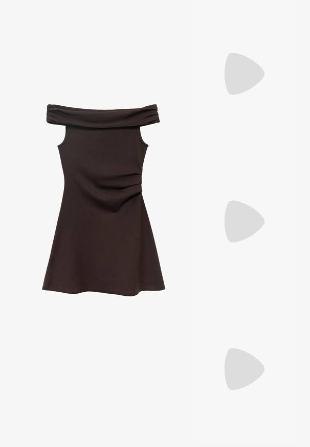 Brun klänning utan axelremmar i elastisk tyg. Har rynkad detalj vid midjan och en utsvängd kjoldesign. Enfärgad textur.; Vit remsand vilket har en låg klack, platt sula och justerbar ankelrem. Slät material med en enkel design.; Sunglasses med sköldpaddsmönstrad ram, oval form, rosa linser, guldaccent på glasögonbågen, slät yta och böjda skalmar.; Röd läderaxelväska med en rundad design, slät yta och dragkedjestängning. Den har ett tunt handtag för bärande.