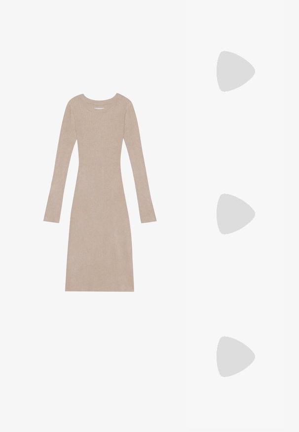 Bežā ribota adīta kleita ar garām piedurknēm, apaļu kakla izgriezumu, pieguļošu siluetu un mīkstu tekstūru. Iekļauts vertikāls raksts visā kleitā.; Melnas līdz ceļiem augstas zābaki ar gludu ādas virsmu, elastīgām sānu daļām un masīvu gumijas zoli ar teksturētu zīmējumu.; Melnā somiņa ar strukturētu formu, gludu tekstūru un metālu sprādzi. Saskaņota ar platām melnām biksēm un sandālēm ar atvērtu purngalu uz koka grīdas.; Sudraba zieda formas auskari ar teksturētu apdari, ar garām uzkarsējošām daļām un ziedlapiņām līdzīgām detaļām, veidojot sarežģītu dizainu.