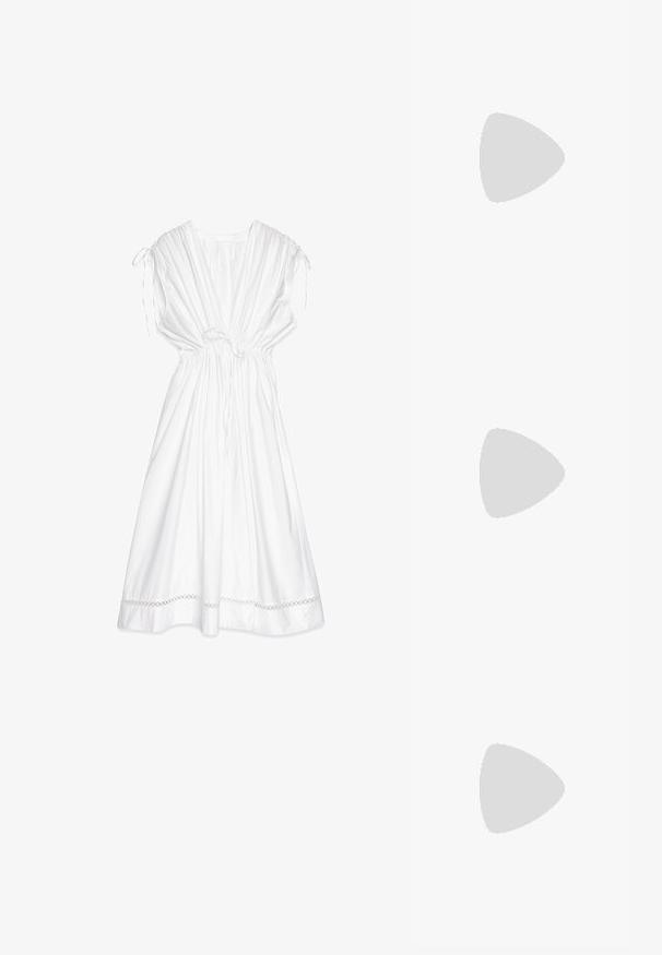 Vestido blanco con escote en V, acentos de hombro recogidos, cinta ajustable en la cintura y un borde decorativo en el dobladillo. Tejido de algodón suave.; Sandalia deslizante de cuero negro con textura suave, punta abierta, diseño de tira ancha y suela plana de goma.; Gafas de sol con degradado marrón y un marco translúcido rosa, forma cuadrada y brazos de metal delgados. Presenta bordes redondeados y un diseño minimalista.; Clutch metálico dorado con una forma suave y redondeada, que presenta un cierre de botón en la parte superior y una pequeña correa de cadena para llevar.