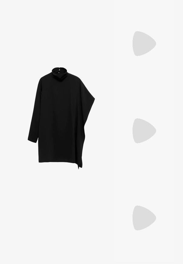 Schwarzes Oberteil mit hohem Kragen und langen Ärmeln, asymmetrisches Design und fließendem Stoff; verfügt über einen Knopfverschluss am Rücken des Kragens.; Schwarze Lacklederschlappen mit abgerundetem Zehenbereich, erhöhtem Nahtdetail und flacher Gummisohle. Glatte Textur mit polierter Oberfläche.; Weißer Stoffbeutel in dreieckiger Form, mit Ösen-Detail und einer gebundenen Schleifenapplikation oben. Durchgehend glatte Textur.; Set aus fünf goldenen Ohrringen mit unterschiedlichen Designs: gedrehte, gerillte und glatte Oberflächen in Creolen- und Halbmondformen.