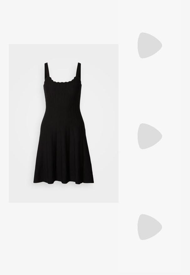 Schwarzes geripptes Strickkleid mit tailliertem Oberteil und ausgestelltem Rock. Verfügt über breite Träger und einen gewellten Halsausschnitt. Glatte Textur, knielang.; Weiße, strappy High-Heel-Sandalen mit spitzem Zehenbereich. Sie verfügen über einen dekorativen gelben Blütenblattakzent und ein schlankes Knöchelriemen-Design.; Schwarze Leder-Crossbody-Tasche mit glatter Textur, rechteckiger Form und metallic-kettendetail auf der Vorderseite. Verstellbarer Gurt inklusive.; Vier Silberringe mit unterschiedlichen Designs: gedrehter Ring, geschichtete Kurven, zarte Kristalle und ein glatter Ring mit kleinen Akzenten.