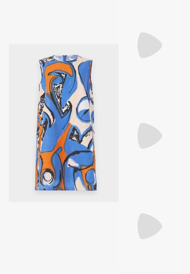 Marimekko ANEMONET ELDFAMN wielokolorowy; Pomarańczowe sandały na słupku z wieloma wąskimi paskami i zapięciem na kostce. Gładka tekstura i prostokątny kształt noska. Płaska czarna podeszwa.; Pomarańczowa skórzana torebka z odpinanym czarnym paskiem, uchwytem u góry, zapięciem na klapę oraz subtelnymi detalami w postaci przeszyć. Logo wytłoczone na przedniej stronie.; Srebrne kolczyki w wydłużonym, falistym wzorze. Gładka, lustrzana powierzchnia z zapięciem na wkręty.