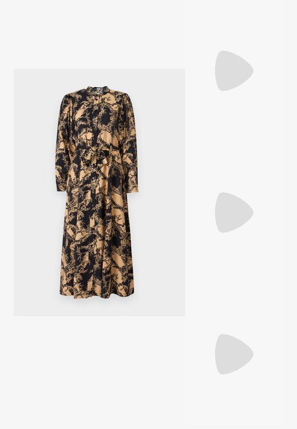 Vestido largo abotonado en un patrón floral negro y beige, con mangas largas, cintura ajustada y un cinturón atado. Textura de tela suave.; Botín negro de tacón alto hasta la rodilla con un acabado de cuero brillante y elegante, punta afilada y un tacón estrecho y alto. Textura suave sin patrones visibles.; Bolso negro con forma estructurada, textura suave y un cierre metálico. Combinado con pantalones anchos negros y sandalias de dedo en un suelo de madera.; Aros de plata en forma de aro con un acabado liso y brillante. Diseño redondeado y ligero, con cierre de tipo post-back.