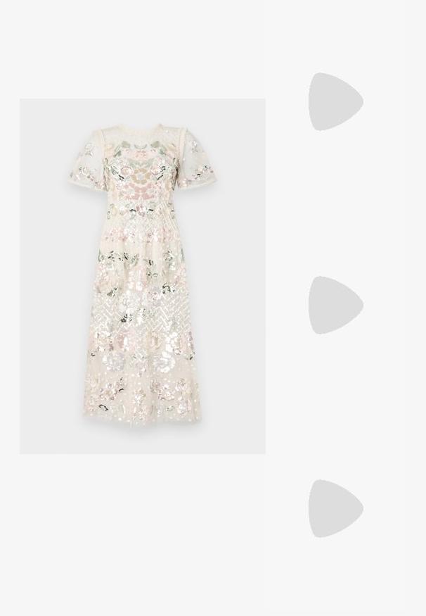 Šaty s průhlednou, flitrovou tkaninou a květinovou výšivkou v pastelových barvách. Krátké nabírané rukávy a kulatý výstřih. Midi délka.; Castañer MATILDA - Klasické lodičky - oro; Metalická zlatá kožená psaníčko s texturovaným povrchem, vybavená zlatým řetízkovým popruhem a odnímatelným ramenním popruhem. Vystouplé logo značky.; Náušnice ve tvaru kruhu z pozlaceného kovu s vroubkovaným, prodlouženým tvarem. Mají hladký, lesklý povrch a zaoblený konec pro zvýraznění detailu.