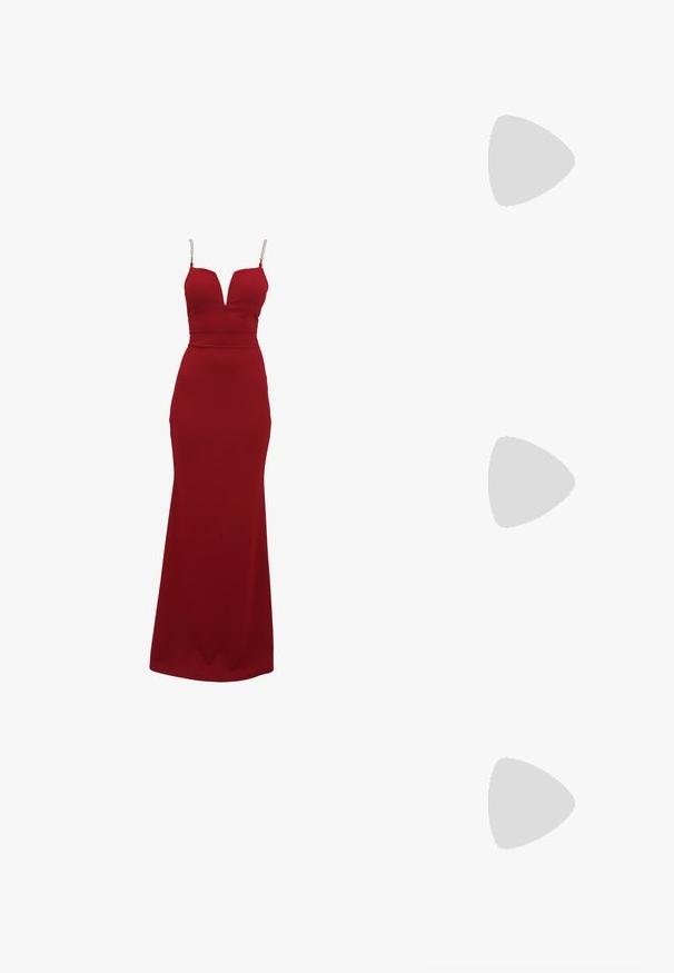Vestido rojo sin mangas con un escote en V profundo y una silueta ajustada. Presenta tirantes adornados con cristales y una falda de longitud completa. Tejido suave.; Tacones altos negros tipo slingback con puntera puntiaguda, textura de satén y detalle de lazo con joyas en el empeine. Los tacones de aguja realzan el diseño.; Bolso de mano en forma de corazón metálico plateado con dobles asas, correa de cadena y textura suave. Presenta herrajes metálicos y bordes cosidos.; Juego de ocho pendientes de metal en tonos plateados y dorados. Incluye varios estilos de aros, texturas y acabados, organizados por tamaño.
