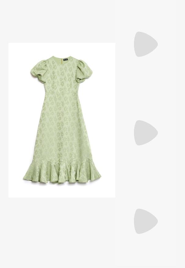 Lichtgroene jurk met pofmouwen, bloemenstructuur en een uitlopende gerimpelde zoom. Heeft een ritssluiting aan de achterkant.; Zwarte gepatenteerde leren slingback hakken met spitse neuzen en doorzichtige uitsparingen aan de voorkant, geplaatst op een effen lichte ondergrond.; Zilveren metallic handtas met een gestructureerde vorm, voorzien van een bovenhandvat en een strikdetail aan de voorkant. Gladde textuur, reflecterende afwerking.; Set van zilveren oorbellen met verschillende ontwerpen: studs, ringen en druppelstijlen met sprankelende versieringen in geometrische en thematische vormen.