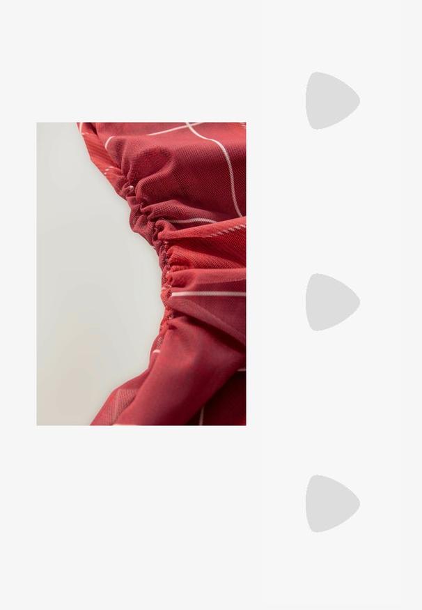 Next RACER TANK  - Top - white rib; Tessuto rosso, strutturato, con dettagli arricciati e motivi lineari bianchi, che presenta un aspetto liscio e leggermente lucido.; Sneakers in suede azzurro chiaro con strisce in pelle bianca, suola marrone texturizzata e dettaglio logo dorato. Design basso con punta tonda.; Occhiali rettangolari marroni con lenti trasparenti e tonalità viola. Montatura in plastica liscia con stanghette dritte e accenti sottili.