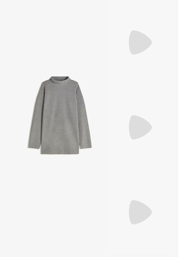 Sivi džemper dugih rukava s visokim ovratnikom, izrađen od mekanog materijala. Ima opušteni kroj i spuštene šavove na ramenima za ležeran izgled.; Smeđi suedi kauboj čizmama s resama, šiljastim vrhom i niskim složenim potplatom. Ima dijamantni oblik zakrpe na manžeti.; Crne pravokutne sunčane naočale s tamnim lećama, glatkim plastičnim okvirom i zakrivljenim državama. Dizajn je masivan s minimalističkom estetikom.; Crna patentna kožna torba s zakrivljenim oblikom, jednim remenom za rame, prednjim džepovima i akcentima od srebrnog tona.