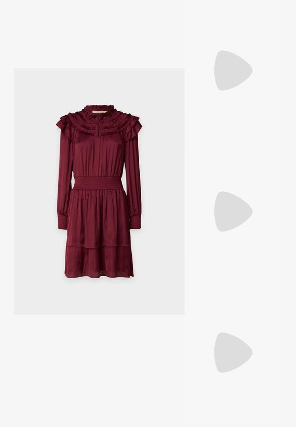 Burgunderfarget kjole med høy volangkrage, lange ermer og smocket midje. Har et lagdelt skjørt og silkeaktig tekstur.; Sorte knee-high stiletto-støvler med en elegant, blank lærfinish, spiss tå og en smal, høy hæl. Glatt tekstur uten synlige mønstre.; Svart håndveske med strukturert form, jevn tekstur og metallisk lås. Kombinert med brede svarte bukser og sandaler med åpen tå på tregulv.; Sølv hoops øredobber med en tvistet design, som har en polert finish og bakstøtte. Mål omtrent 3 cm i diameter.