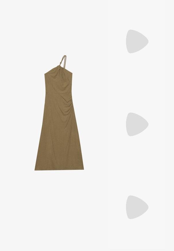 Olivinės spalvos be rankovių suknelė su drapiruota medžiaga ir užrišama petneša. Lygi, tekstūruota medžiaga su prigludusia viršutine dalimi ir laisvai krentančia sijona.; Bežinės patentinės odos slingback kulniukai su smailiu priekiniu kraštu ir prašmatniu kvadratiniu kulnu. Lygus paviršius ir minimalizmo dizainas be puošmenų.; Geltonas dirbtinės krokodilo odos rankinukas su standžiu dizainu, viršutine rankena, nuimamu grandininiu dirželiu ir dekoratyviniu krištolo papuošimu ant užsegimo.; Aukso tono metalinės auskarai su stilingu, kreiviu dizainu. Išsiskiria ryškiu smailiu pavidalu, poliruota paviršiumi ir užsegimu su vyriu.