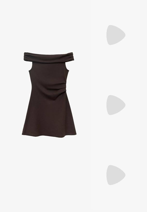 Kratka smeđa haljina bez naramenica s tijesnim korzetom, mekim materijalom i naboranom detaljnom na struku, koja se širi u suknju u stilu skater.; Bijele sandale s remenčićima, niskom blok petom, ravnim đonom i podesivim remenom oko gležnja. Glatki materijal s jednostavnim dizajnom.; Crne sunčane naočale sa elegantnim pravokutnim okvirom i zlatnim logotipom na strani. Tamna stakla i sjajni finiš su istaknuti.; Crvena kožna torba preko ramena s zakrivljenim dizajnom, glatkom teksturom i zatvaranjem na patentni zatvarač. Ima tanku dršku za nošenje.