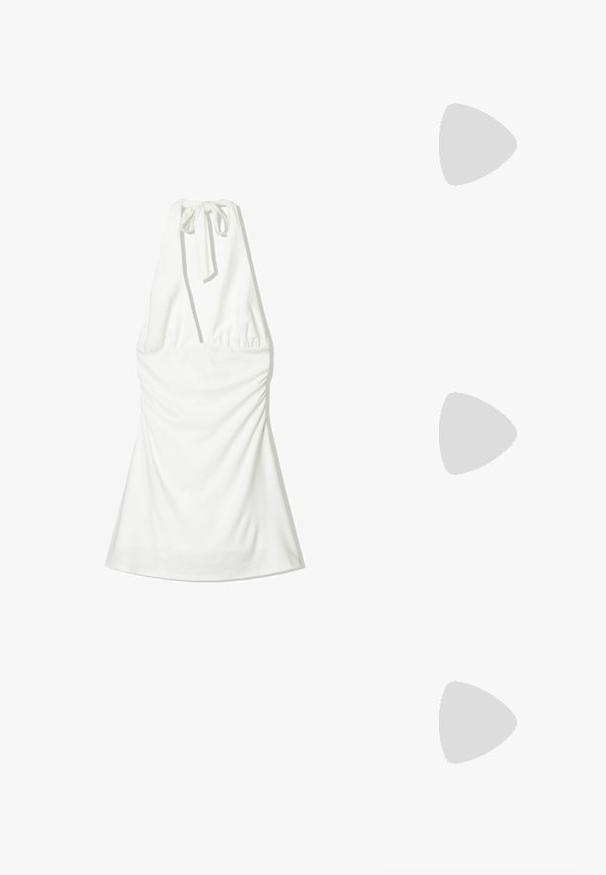 Haut halter blanc avec un col à nouer, doté d'un tissu froncé au niveau du corsage et d'une partie inférieure fluide. Texture lisse sans motifs ni accents.; Botte de cheville en cuir noir avec une fermeture éclair sur le côté, semelle en caoutchouc épaisse et motifs de grip prononcés. Finition lisse et détails de couture renforcée.; Lunettes de soleil ovales blanches avec des verres foncés, comportant des éléments en or et des accents décoratifs sur les branches. Matériau plastique lisse.; Sac à main perforé jaune avec détail de boucle et bandoulière réglable, associé à un short en denim et des sandales à talons noirs ornées de nœuds.