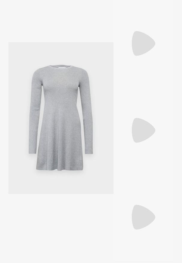 Graues langärmliges Kleid mit geripptem Textur, rundem Ausschnitt und fließender A-Linien-Form. Einfaches Design, keine sichtbaren Muster oder Akzente.; BOSS AVYLIN LOAFER - Slipper - black; Schwarze übergroße Sonnenbrille mit geometrischer Form, ausgestattet mit dunklen Gläsern und einem kontrastierenden grauen Detail im Rahmen. Logo am Bügel.; Silberne Creolen mit einer glatten, glänzenden Oberfläche. Abgerundete Form, leichtes Design, mit einer Steckverschluss. 