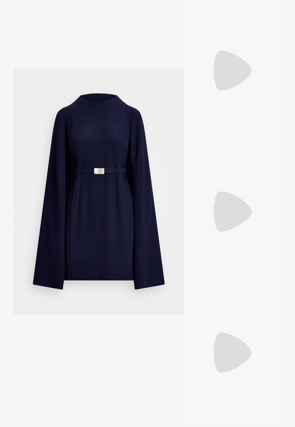 Robe marine à manches longues, col montant et taille ceinturée avec une boucle en argent. Tissu lisse avec un design structuré.; Chaussure à bride arrière en cuir noir avec bout pointu, présentant des boucles décoratives, un petit talon et un design avec découpes sur les côtés.; Maje MISS MINI - Sac bandoulière - noir; Boucles d'oreilles en ton or avec plusieurs chaînes en cascade, présentant des accents en strass ovales transparents et des dessus à clous décoratifs.