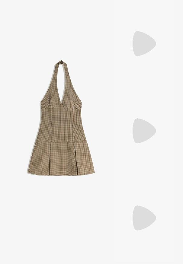 Hnědo-černá kostkovaná halter šaty s hlubokým V výstřihem, přiléhavým živůtkem a rozšířenou sukní. Vyrobeno z hladké tkaniny.; Černé síťové pumpy s špičatou špičkou, malým blokovým podpatkem a páskem přes kotník. Vyznačují se hladkou texturou a minimalistickým designem.; Kulaté sluneční brýle hnědé barvy s lesklým burgundským rámem. Úzké nožičky s jemným logem. Rovné čočky.; Sada osmi kovových náušnic ve stříbrných a zlatých odstínech. Obsahuje různé styly kroužků, textury a povrchové úpravy, uspořádané podle velikosti.