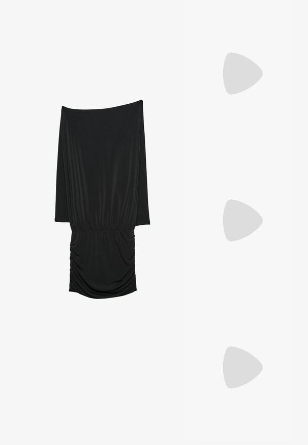 Čierne šaty s drapovaným dizajnom, dlhými rukávmi a nariasenou textúrou v páse. Vyrobené z mäkkého, elastického materiálu.; PULL&BEAR Kovbojské/motorkárske čižmy - taupe; Hnedá kožená taška so zberaným vrchom a reťazovým popruhom. Hladký povrch s lesklým finišom a jemným švom po stranách.; Náušnice z metalizovaného zlata so spojeným abstraktným oválnym dizajnom, lesklým povrchom a otvorenými výrezmi.