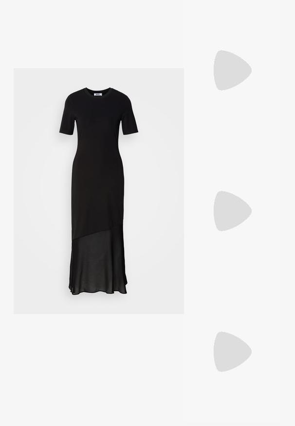 Schwarzes Maxikleid mit Rundhalsausschnitt, kurzen Ärmeln und einem mehrlagigen, transparenten Saum. Hergestellt aus weichem Stoff und mit einer glatten Textur.; Schwarze Lederloafers mit einer massiven, strukturierten schwarzen Sohle und einem dekorativen Riemen über dem Vorderfuß. Glatte Oberfläche, modernes Design.; Schwarze synthetische Handtasche mit oberen Griffen, abnehmbarem Schultergurt, runder Form, glatter Textur und silbernem Logo-Akzent auf der Vorderseite.; Silberne Metall-Hoops mit einer glatten, glänzenden Oberfläche und einem strukturierten, runden Design. Verfügt über einen Scharnierverschluss für einen sicheren Sitz.