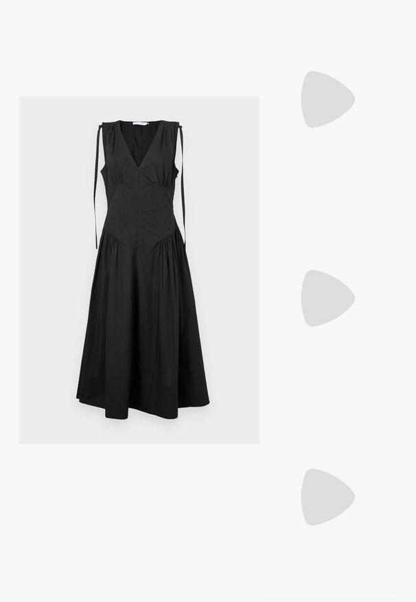 Proenza Schouler White Label Nappali ruha - black; Meztelen hálós slingback magassarkú, hegyes orral, vékony bokapánttal és stiletto sarkal, amelynek alján fekete részlet található.; THEMOIRè PHOEBE KNOTS - Bevásárlótáska - black; Arany karika fülbevalók sima, lekerekített kialakítással, fényes felülettel. A fülbevalók kompakt, tömzsi formájúak, és zökkenőmentes kapoccsal rendelkeznek.
