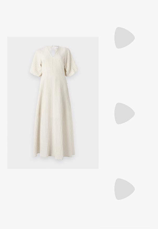 Maxi jurk in off-white, met een gestructureerde kreukstof, V-hals, uitlopende korte mouwen en een A-lijn silhouet.; Witte leren blockhakken schoen met een ronde neus, enkelband en ronde gespdetails. Gladde textuur, minimalistisch ontwerp.; Gouden metallic handtas met een gestructureerd ontwerp, gladde textuur en verstelbare schouderband. Kenmerkt zich door een unieke driehoekige vorm en minimalistische stiksels.; Gouden hoepeloorbellen met een gladde, gepolijste afwerking. Beschikken over een halve cirkelvorm en een veilige postsluiting.