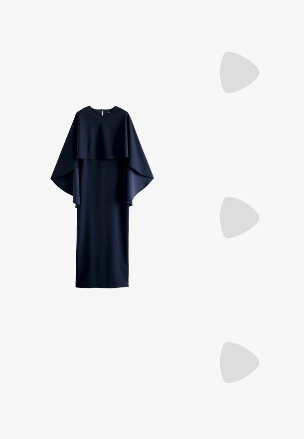 Laivansinis mekko rento istuvuudella, jossa on kerrosviitan muotoilu, pyöreä pääntie ja pitkät hihat, valmistettu sileästä kankaasta.; Mustat nahkaläpikkäät, joissa on näyttävä kumipohja ja koristeellinen kultaketjun yksityiskohta etuosassa. Sileä pinta ja pyöreä kärki.; Musta nahkainen olkalaukku, jossa on kaksi etutaskua, kultaiset soljet, vetoketjukiinnitys ja kapea hihna. Teksturoidun pinnan ja kompaktin suorakaiteen muoto.; Korvakorut kultasävytteistä metallista, joissa on kaareva, pitkänomainen muoto. Ominaisuuksiin kuuluu sileä, kiiltävä pinta ja pyöreä kärki lisäyksinä.