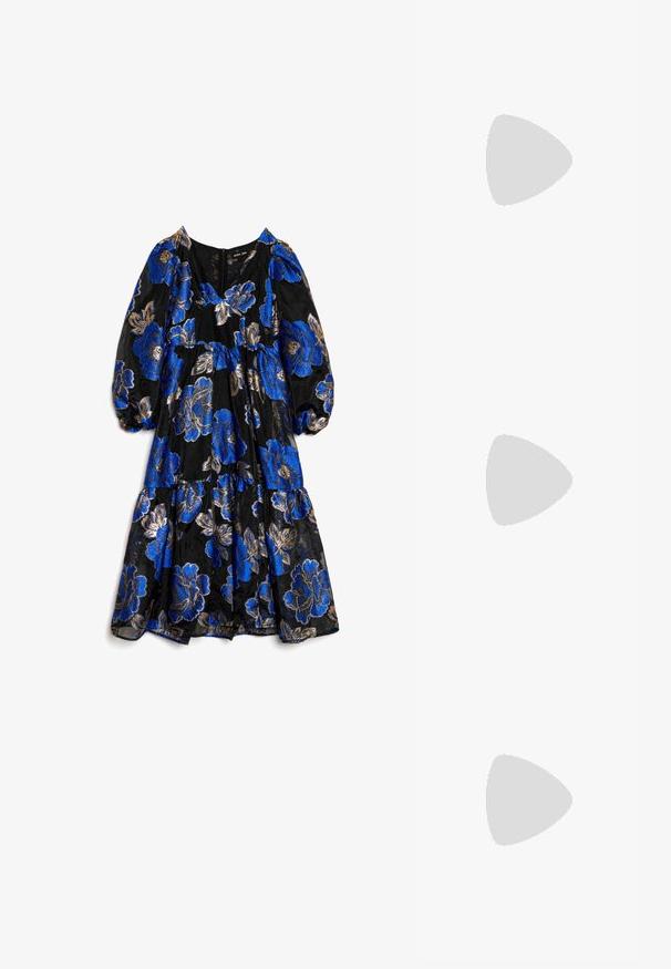 Melnā ziedu kleita ar lieliem zilajiem un zelta ziediem, uzpūstām piedurknēm, V veida kakla izgriezumu un pakāpju šūnām apakšmalā.; Tumša sarkana ādas augsta papēža kurpe ar šauru stiletto papēdi uz baltas fona.; Zelta naudas maciņš ar gludu metālisku apdari, taisnstūra forma un vienkārša aizdare. Nav redzamu rakstu vai rotājumu.; Zelta krāsas metāla auss gredzeni ar gludu, apaļu trīsstūra formu un āķa aizmuguri; atstarojoša virsma ar minimālu apdari.