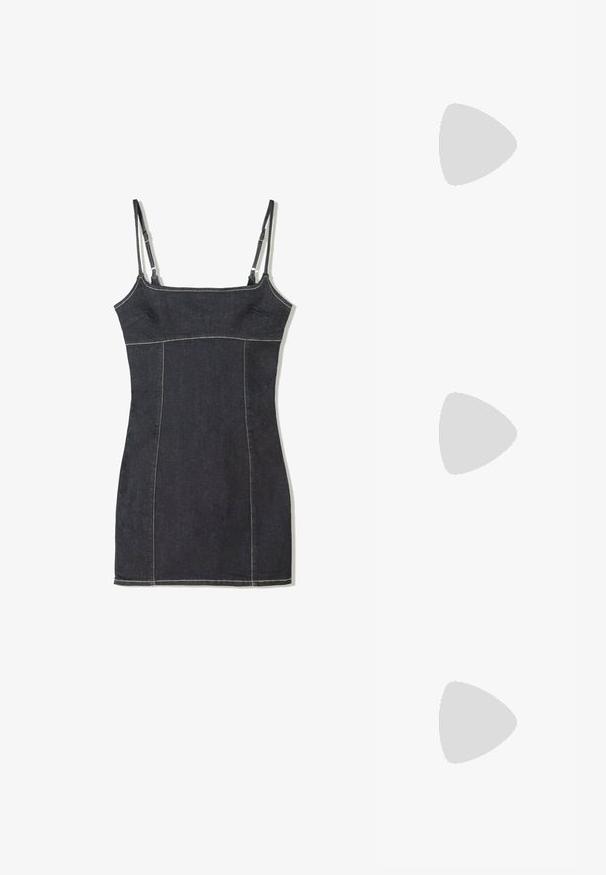 T-shirt rayé rouge et blanc en coton doux. Doté d'un col rond et de manches courtes, avec un petit design de soleil noir sur la poitrine.; Robe en denim de lavage foncé avec des bretelles spaghetti ajustables, un corsage ajusté et une couture beige contrastante le long des coutures et des bords.; Mocassin en cuir noir avec semelle épaisse noire et détail de boucle en or à l'avant. Présente des coutures le long de l'orteil et un design épuré.; Sac à main tissé noir avec une poignée courbée, présentant une surface texturée et une forme décontractée. Fini lisse avec une silhouette organique.