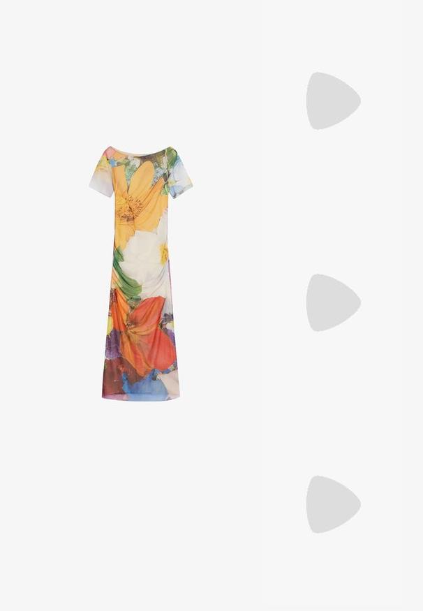 Lange mouwen romige t-shirt gemaakt van zachte stof, met een ronde halslijn en een rechte snit aan de zoom. Minimalistisch ontwerp.; Bloemdruk jurk met korte mouwen, een brede halslijn en een vloeiende silhouet. Gemaakt van lichtgewicht stof met levendige kleurpatronen.; Witte sandalen met hoge hakken, dunne enkelband, open teen en meerdere kruislings over elkaar lopende banden. Glanzende afwerking en slanke zwarte zool.; Witte handtas met krokodillenstructuur, twee handvaten, rechthoekige vorm en ritsluiting. Weergegeven tegen een lichte achtergrond.