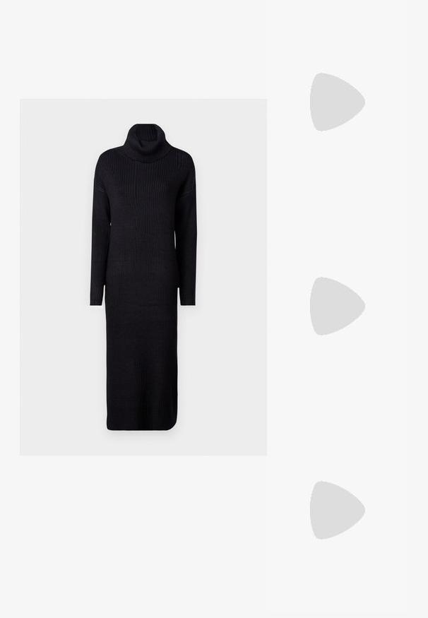 Rochie neagră tricotată, cu un guler înalt, pliat, mâneci lungi și o siluetă dreaptă, atingând jumătatea gambelor. Fără modele sau accente.; Jeffrey Campbell WALTON - Botine cowboy/biker - black; Ochelari de soare negri, supradimensionați, cu lentile degradate, rame groase și detalii cu lanț de ton auriu pe brațele templului.; Genți negre cu o formă structurată, textură netedă și un închizător metalic. Asortată cu pantaloni negri largi și sandale cu vârf deschis pe un podea din lemn.