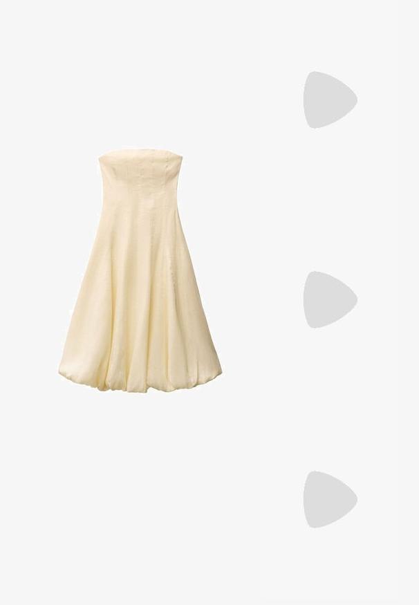 Zwarte t-shirt met korte mouwen van katoen. Heeft een ronde hals en een rechte zoom. Minimalistisch ontwerp zonder patronen of accenten.; Crèmekleurige strapless jurk met een getailleerde bovenkant en een uitlopende rok. Gemaakt van een gladde, lichte stof en voorzien van verticale naden.; Beige leren laarzen tot de knie met een slouchy ontwerp, spitse neus en een bescheiden kitten heel. Gladde textuur met minimale stikseldetails.; VOGUE Eyewear Zonnebril - gold-coloured; Zwarte leren handtas met een kegelvorm, twee gebogen handvatten en een gouden accent. Glad oppervlak zonder zichtbare patronen.
