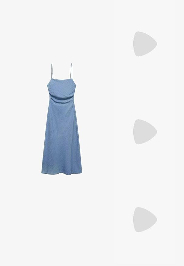 Lyseblå denimkjole med tynde justerbare stropper, tætsiddende liv og en svævende A-formet nederdel. Glat tekstur med en subtil glans.; Sorte sandlejer med to justerbare stropper, guldfarvede spænder, tekstureret gummioven og en tykk tekstureret sål. Logo vist på siden.; Sort læder crossbody taske med en tekstureret overflade, sølvhardware og en fremtrædende lås. Har en aftagelig rem og detaljeret syning.; Perlekæde med runde hvide perler og en sølv hjertevedhæng med en krystalaccent. Krogslutning og justerbar kædedetalje.