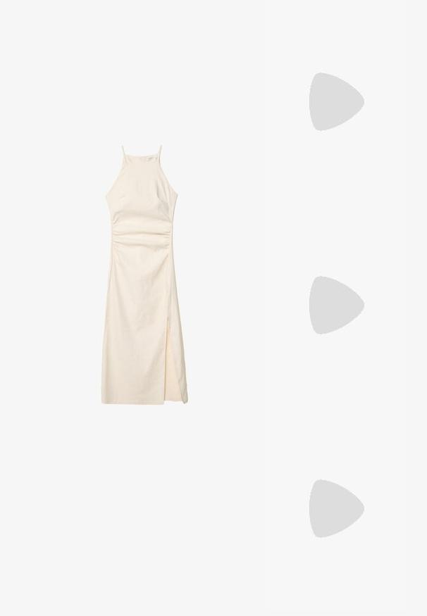 Stradivarius HALTER  - Šaty do práce - stone; Čierne lodičky na podpätku so špicatou špičkou, textilným zvrškom, mašľou na priehlavku a nízkym valcovým podpätkom.; Čierna kožená kabelka s hladkou textúrou, štruktúrovaným dizajnom, dvojitými uchami a strieborným detailom na zapínaní v strede.; Náušnice z kovu v zlatej farbe s elegantným, zakriveným dizajnom. Majú charakteristický špicatý tvar, leštený povrch a uzáver na pánt.