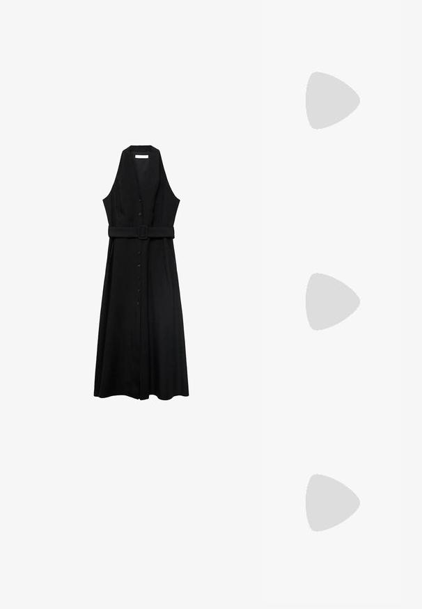 Robe sans manches noire avec une ceinture, dotée d'un devant boutonnière et d'une jupe fluide, fabriquée en tissu lisse avec un design minimaliste.; Bottes noires jusqu'au genou en matériau synthétique lisse, bout arrondi, petit talon carré, avec une languette en haut pour faciliter l'enfilage.; Lunettes de soleil noires surdimensionnées avec des verres dégradés, monture épaisse et détails en chaîne dorée sur les branches.; Sac à main noir avec surface texturée, deux poignées supérieures et bandoulière réglable. Doté de quincaillerie dorée et de poches latérales.