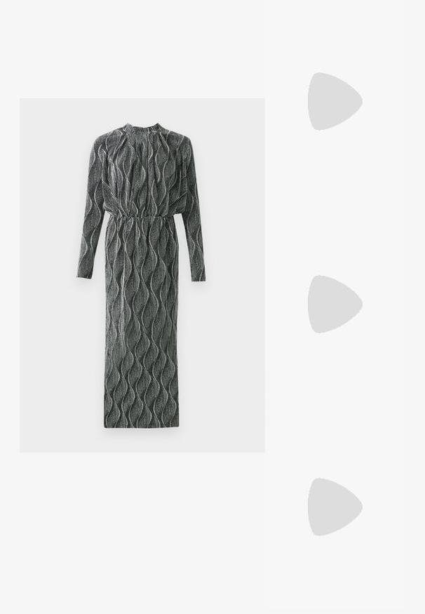 Pitkä, harmaa mekko, jossa on aaltoilu kuvio, kokoontuva vyötärö, korkea kaula-aukko ja pitkät hihat. Valmistettu teksturoidusta kankaasta, joka laskeutuu kauniisti.; Mustat nahkakengät, joissa on nilkkahihna, kärki on terävä ja korko on lohkomainen. Pinta on sileä ja varpaassa on teksturoitu kansi.; Musta nahkainen käsilaukku, joka on kaareva muotoilultaan, irrotettavalla hihnalla ja kultaisilla yksityiskohdilla. Laukussa on läppä, jossa on solk yksityiskohta.; Kultahipuinen korvakoru, jossa on sulavalinjainen, kaareva muotoilu. Ominaisuuksiin kuuluu erottuva terävä muoto, kiillotettu pinta ja sarana kiinnitys.