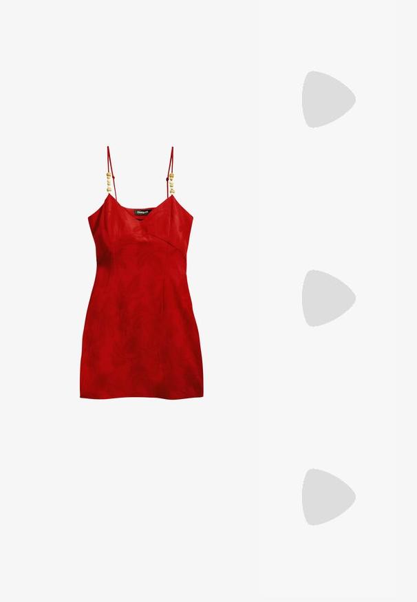 Blusa de algodón blanca con un escote amplio, mangas de farol recogidas y cintura elástica. Presenta un detalle de lazo en el frente y una textura suave.; Vestido rojo sin mangas con escote en V, tejido texturizado y cuentas de madera decorativas en los tirantes. Diseño ajustado con una longitud mínima.; Sandalia deslizante de cuero marrón que presenta un diseño de punta abierta, una correa ancha con detalles troquelados, suela plana y textura suave.; Reloj de pulsera rectangular dorado con un diseño minimalista, que presenta una esfera color crema, manecillas doradas y una pulsera de eslabones metálicos. Las marcas incluyen el nombre de la marca.