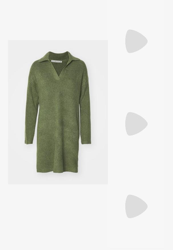 Vestido verde de punto con cuello tipo camisa y mangas largas. Presenta un corte holgado y dobladillo ligeramente acampanado, hecho de una suave mezcla de lana.; Botín negro con piedras brillantes, textura suave, punta afilada y tacón delgado. Presenta un diseño ajustado con acentos brillantes.; Bolso de denim azul con forma redondeada y acolchada, y una asa curva. La textura es suave, con costuras visibles y un acabado liso.; Pendientes de aro de plata con un acabado suave y brillante, diseño minimalista y cierre seguro en la parte superior.