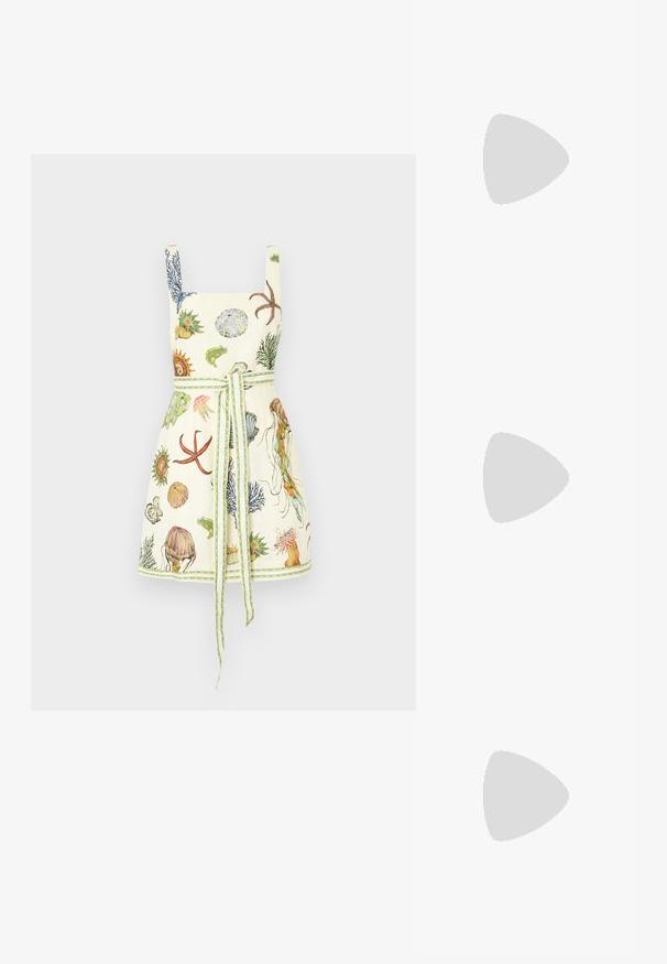 Béžový rebrovaný sveter bez rukávov s hlbokým V-výstrihom. Pletená textúra s jemnými farebnými variáciami a bočnými detailmi. Viditeľná značka.; Alemais SEA MINI DRESS - Denné šaty - cream; Hnedé kožené šľapky s otvorenou špičkou, širokým pásikom s vykrojením, plochou podrážkou a hladkou textúrou.; Žlté slnečné okuliare s okrúhlymi rámami, tmavými sklami a zlatými logovými detailmi na straniciach. Hladký plastový materiál, bez viditeľných vzorov.