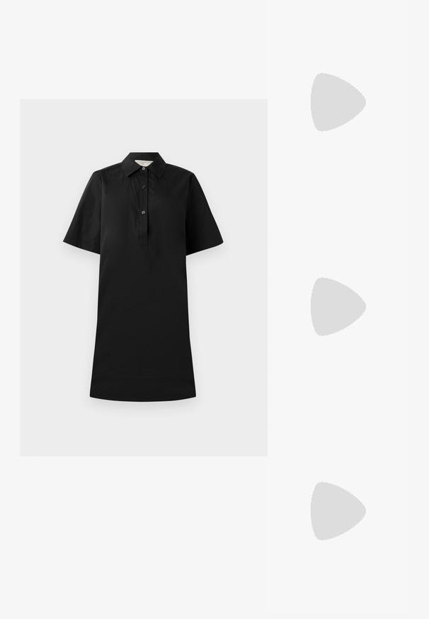 Rochie scurtă neagră cu mâneci scurte, guler croită, închidere cu nasturi și siluetă dreaptă. Confecționată dintr-un material ușor, cu o textură netedă.; Pantofi cu toc din suede negru, cu vârful ascuțit și toc stiletto. Purtați cu o fustă pufoasă roz, accentul cade pe designul și textura pantofilor.; Geantă de mână din piele neagră cu un design structurat, mânere superioare duble, curea de umăr detasabilă, accesorii din aur și un pandantiv cu logo.; Cercei din metal auriu, cu un design curbat și alungit. Au o suprafață netedă și strălucitoare, cu un vârf rotunjit pentru un detaliu suplimentar.