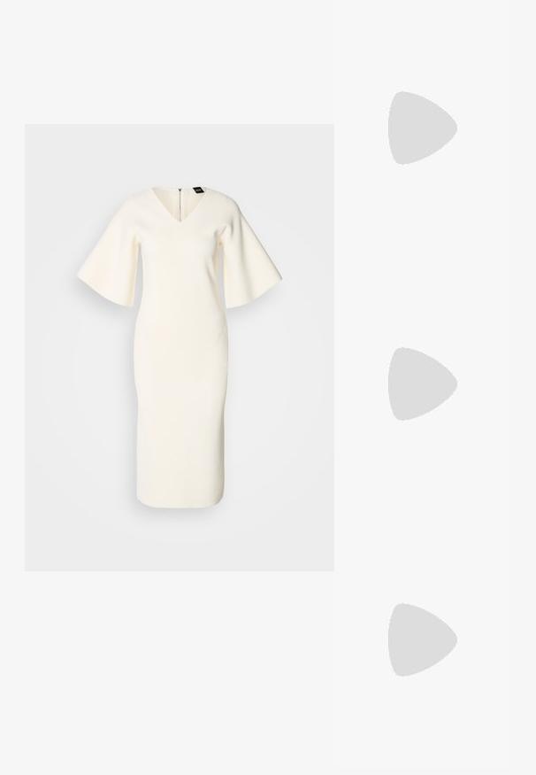 Weißes Strickkleid mit V-Ausschnitt, ausgestellten kurzen Ärmeln, figurbetontem Schnitt und Reißverschlussdetail im Rücken. Edler Stoff und knielanger Schnitt.; Spitz zulaufender Slingback-Schuh aus cremefarbenem Leder, ausgestattet mit einem niedrigen Absatz und einem ausgeschnittenen Design mit glatter Textur und minimalen Akzenten.; Schwarze Lederhandtasche mit einem strukturierten Design, das eine verkürzte Form, einen oberen Griff und goldfarbene Hardware-Details aufweist. Verstellbarer Schulterriemen ist enthalten.; Silberne Creolen mit einem glatten, geschwungenen Design. Mit einem glänzenden metallischen Finish und Steckverschluss. Keine sichtbaren Muster oder Akzente.