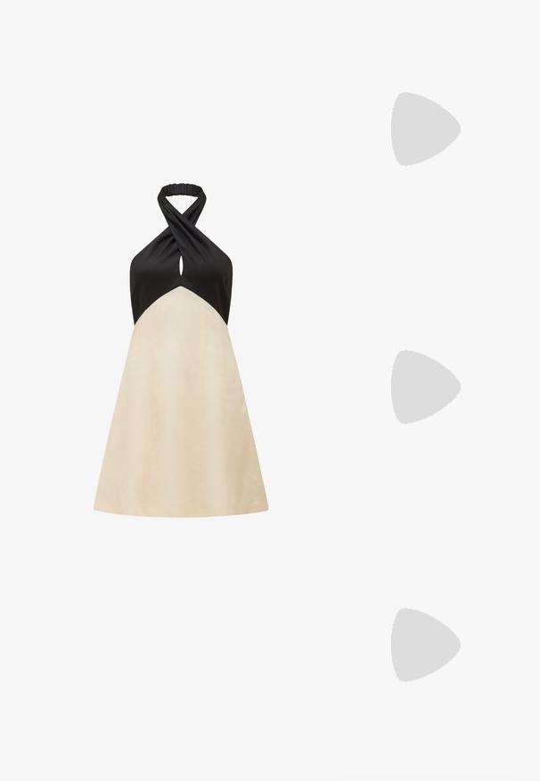 Rochie cu guler halter, având un top negru și o fustă A-line de culoare crem, cu un design răsucit la guler și o textură netedă.; Sandale cu toc auriu, cu un front legat, textură plisată și curea la gleznă. Tocul bloc are un design cu nervuri, care îmbunătățește aderența.; Geantă neagră matlasată cu un umăr din lanț auriu, având un închizător auriu distinctiv și un etichetă mică, prezentând o suprafață din piele texturată.; Cercei aurii cu forme texturate și ondulate. Include studs sculpturale cu clip și un design de cerc deschis cu un finisaj cioplit.