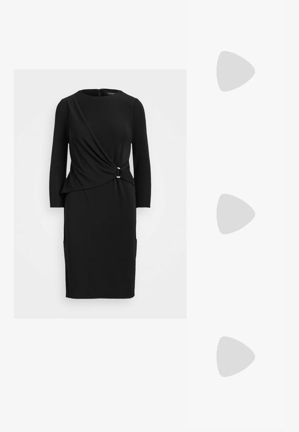 Črna dolga obleka z dolgimi rokavi in detajlom vozla v pasu, z okroglim izrezom in dvema žepoma, izdelana iz gladkega, elastičnega materiala.; Svetlo smetanasta srajca z dolgimi rokavi, s koničastim ovratnikom, gumbom naprej in gladko teksturo; ima okroglo spodnje robove in prilega se postavi.; Zapestne čevlje iz semiša v taupe barvi z temno rjavimi usnjenimi trakovi in zlatimi sponkami. Ravna podloga, zaobljen prst in gladka tekstura. Vključena stranska oblikovalska podrobnost.; Črn dvoredni blazer s usklajenimi hlačami. Gladek material, strukturirana zasnova in prileganje silhuet. Drži majhno črno torbico.