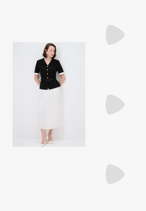 Blazer negro entallado con botones dorados y cintura con cinturón, combinado con una falda plisada blanca y fluida. Tacones blancos completan el conjunto.; Zapato de tacón alto de cuero negro tipo slingback con punta afilada, que presenta un tacón delgado y una correa ajustable en el tobillo con hebilla en tono dorado.; Gafas de sol de plástico negro con lentes verdes, con forma ovalada y detalle del logo dorado en las varillas. Textura suave y acabado brillante.; Bolso de mano de cuero negro con un acabado texturizado, diseño elegante, correa corta y un acento de logo dorado. Sostenido contra un fondo de tela de color claro.; Reloj de pulsera rectangular dorado con un dial verde claro texturizado, dos marcadores de hora negros, una pulsera de metal dorado y un diseño minimalista.; Diadema negra tipo fascinator hecha de tul transparente, con bucles en capas y un detalle de lazo central. Estructura con alambre para darle forma.