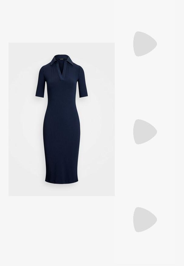 Rochie tricotată cu model în dungi, de culoare bleumarin, cu guler, mâneci scurte și o siluetă ajustată, care se îngustează sub genunchi. Textură netedă pe toată suprafața.; Adidași înalți din pânză maro cu un model, cu o talpă din cauciuc bej, accesorii aurii și șireturi albe. Prezintă brandingul "MICHAEL KORS".; Geantă de mână din piele sintetică de culoare bleumarin, cu un logo de culoare aurie, închidere cu fermoar și curea de umăr reglabilă, cu o textură netedă și o formă rectangulară.; Cercei cu tija aurie, cu un design răsucit. Fiecare cercel are un fundal circular transparent pentru o purtare sigură.