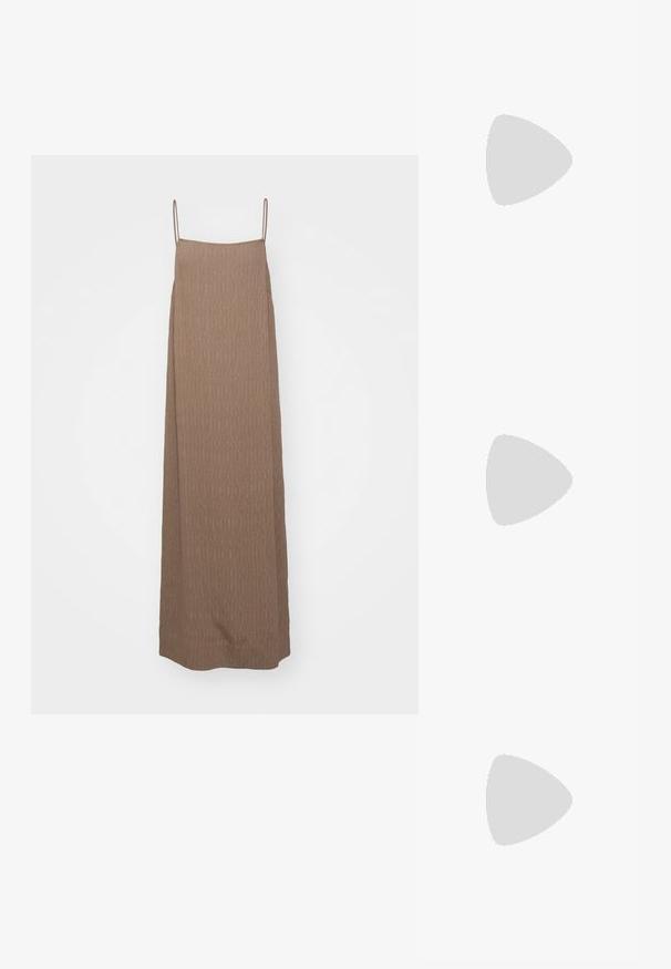 Vestido largo sin mangas en marrón claro, con un patrón texturizado y tirantes finos, deSilhouette recta y diseño hasta el suelo.; Sandalias metálicas plateadas con diseño de tira entre los dedos, correa al tobillo y suela plana con un acabado texturizado.; Bolso negro hecho de cuero texturizado, con un patrón de diamantes, cadena de tono dorado y un asa superior con un cierre de tapa con el logo en relieve.; Pendientes de aro en tono dorado que presentan dos formas circulares entrelazadas, con un acabado liso y cierre de presión para un uso seguro.