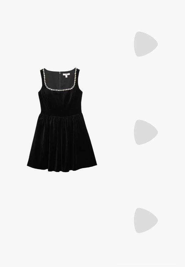 Abito di velluto nero con corpetto aderente e gonna a campana, con scollatura quadrata decorata con applicazioni floreali trasparenti.; Sandali con tacco oro metallici caratterizzati da un design a strisce, tacco quadrato e cinturino regolabile alla caviglia con fibbia. Texture liscia.; Borsa a tracolla nera in pelle con una forma curva, manico rimovibile e accessori dorati. La borsa presenta una patta con un dettaglio a fibbia.; Orecchino in metallo color oro con un design elegante e curvo. Presenta una forma appuntita distintiva, superficie lucida e chiusura a cerniera.