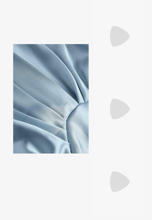 Tafeta satin de un albastru deschis cu textură pliată, având o suprafață netedă și moale, cu un luciu subtil. Centrul circular strânge materialul, radiind spre exterior.; Sandale cu toc kitten din piele aurie, cu vârf ascuțit, toc mic și două accesorii cu cataramă pe parte superioară. Textură netedă, design elegant.; Geantă de mână neagră cu un finisaj texturat, curea din lanț auriu și închidere cu broască. Formă rectangulară cu un design elegant, minimalist.; Trei perechi de cercei: cercei cu perle albe mari, cercei tip cerc din aur cu pietre clare și două cercei lungi, drepți, din aur cu detalii strălucitoare.