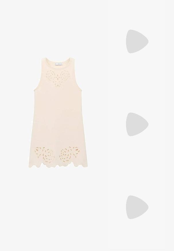 Camisola in satin con spalline regolabili, caratterizzata da una profonda scollatura a V; il colore è oro opaco con una texture liscia e lucida e elementi di design minimi.; Abito senza maniche color crema con design a fiori intagliato sul petto e orlo scallop. Realizzato in tessuto leggero, dalla texture liscia.; Sandal senza tacco con tomaia in tessuto intrecciato beige, punta aperta e suola intermedia curva in legno. Il design presenta una superficie liscia e una forma minimalista.; Occhiali da sole a forma di cat-eye con montatura tartarugata e lenti marroni, dotati di una struttura in plastica liscia e lucida e un design elegante. Senza loghi o dettagli visibili.; Borsa a tracolla verde in pelle con forma strutturata, hardware dorato, manico superiore e tracolla a catena rimovibile. Superficie testurizzata con chiusura a patta.